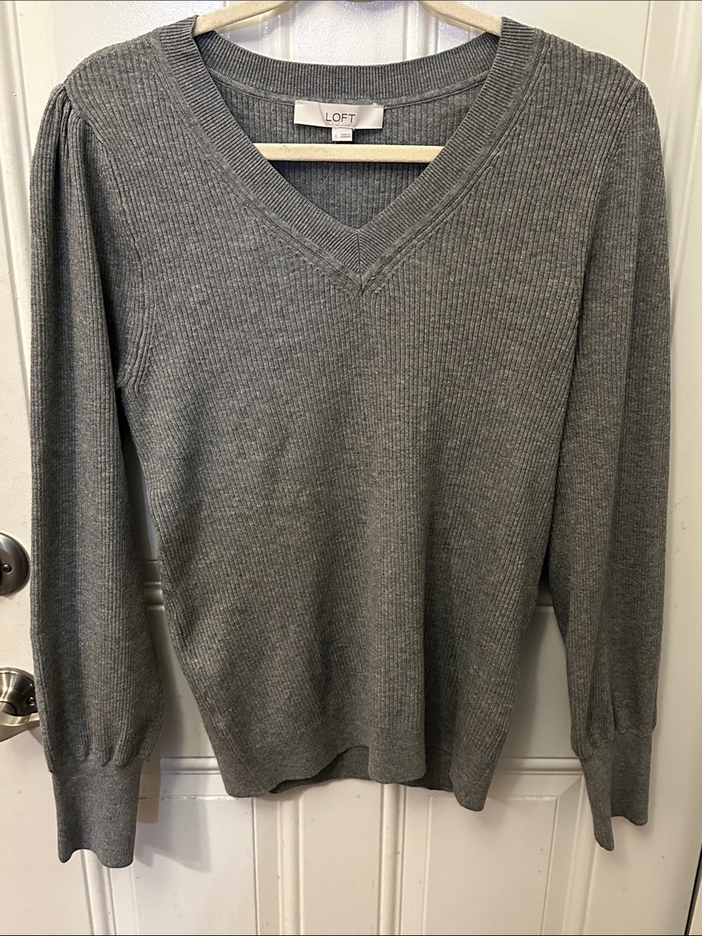 LOFT Women’s Ribbed V-Neck Sweater in Gray size L Large NWT